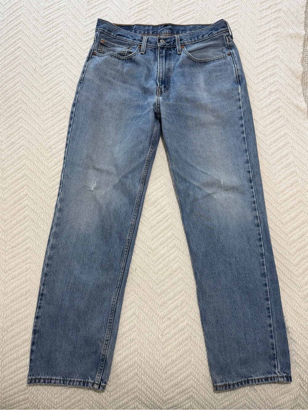 Levi's 550 relaxed fit medium blue Denim Jeans 34x32 (34x30.5 inches measured )